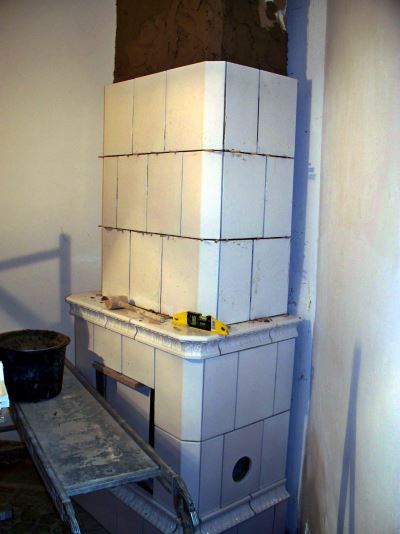 Aufbau eines Kachelofens - Kacheln am Mittelsims und Oberteil